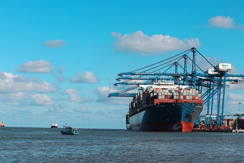 Container ship — Latino Logistics international trade network